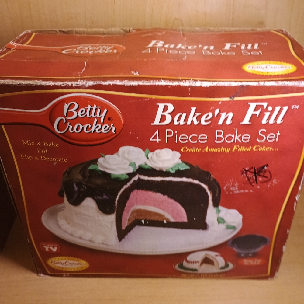 Betty Crocker Bake N Fill Cake Pan Set 4-Piece with Recipe Book and Box